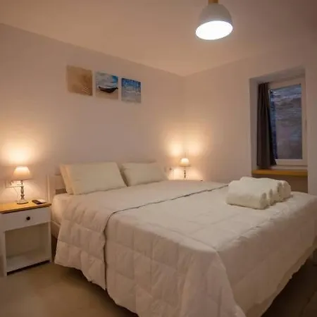 Whitehomes1
